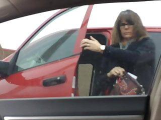 Sie zeigt ihre sexy Möpse vor der Kamera