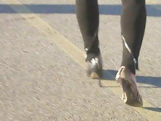 Fast nackte Mädels spaziert nackt auf dem Boden