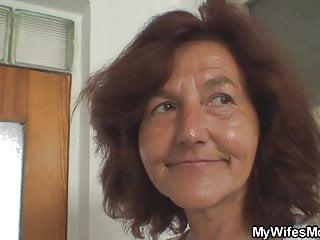 Meine Mutter bläst und reitet meinen Schwanz