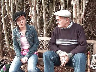 Junge Brünette macht es sich selbst