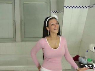 Schwester wird vom Stiefbruder erwischt und gibt Handjob