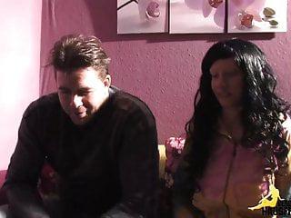 Deutsche Amateurin zieht sich aus und masturbiert