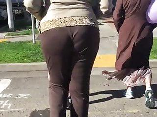 Grosse blonde Milf bei der Arbeit