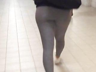 Sexy Teen macht die Beine breit