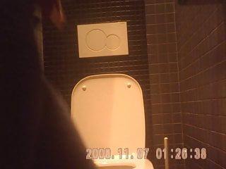 Junge Gays vögeln auf dem Klo