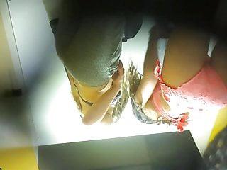 Adrianna setzt sich auf den Schwanz ein