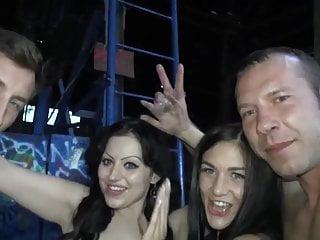 Zwei heisse Girls werden an einem bahnhof in Deutschland angesext