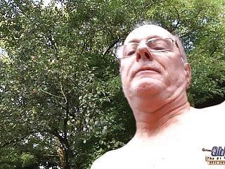 Junge Frau wird von einem alten Mann in den Arsch gefickt