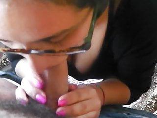 Reife Russin bläst Schwanz im Freien