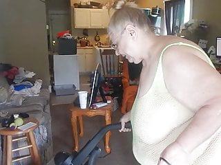 Sexy Hausfrau macht die Beine breit