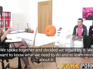 Sie spielt mit ihrer Pussy als sie ein Pärchen beim Ficken beobachtet