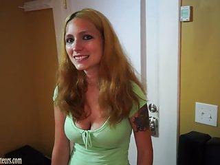 Schöne Amateur Frau auf dem Casting Sofa