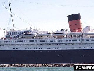 Pornfidelty West wird auf einem Boot in den Arsch gefickt