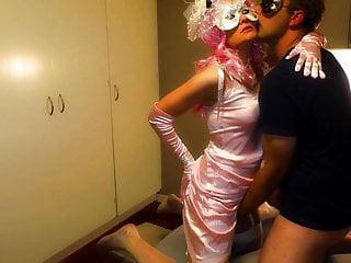 Schlampe wird hart in den Arsch gefickt