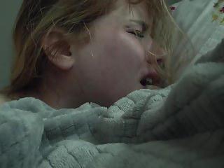 Devotes hübsches Mädchen wird in alle Löcher gefickt