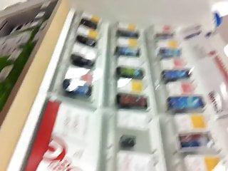 Heisse Milf macht die Beine breit