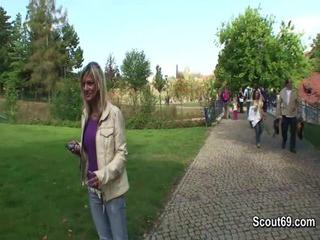 Zwei Fremde verführen junge Tschechin