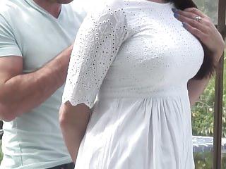 Reife heisse Mutti lutscht und fickt jungen Schwanz