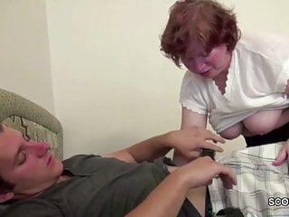 Oma verführt ihn und lässt sich von ihrer jungfräulichen