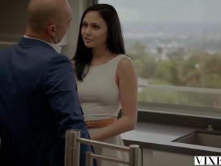 Teen Ariana Marie in den Arsch gefickt