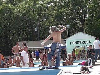 Geile Milf wird von Hinten gefickt