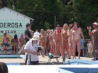 Geile Milf wird von Hinten gefickt