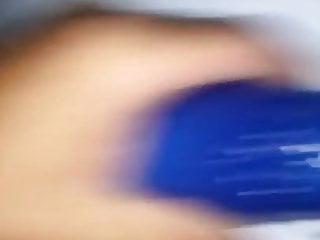 Ehefrau fickt mit Dildo bis sie abspritzt