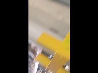 Reife Frau unter den Rock gefilmt