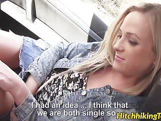 Die blonde vinna Reed wird im Freien hart gefickt