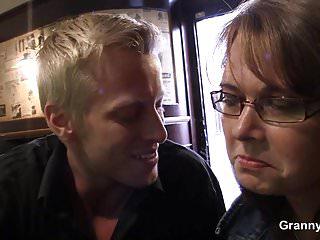 Er nimmt eine geile alte Fotze durch