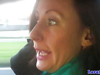 Edle Lady bläst den Schwanz nach dem Shopping