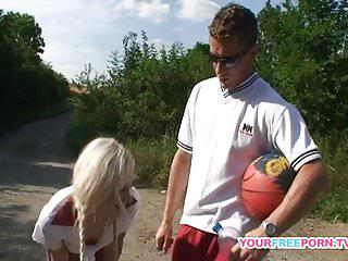 Schlanke Schlampe wird auf dem Berg gefickt