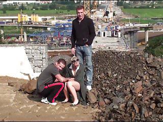 Süsses blondes Teen Girl bei Dreier in der Öffentlichkeit gefickt