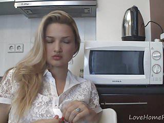 Blonde Amateurin aus el perspektive vor der Webcam