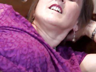 Thirsty busige reife Mutti mit hungriger Muschi