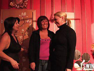 Lesbische sexspiele mit reifen und Hausfrauen