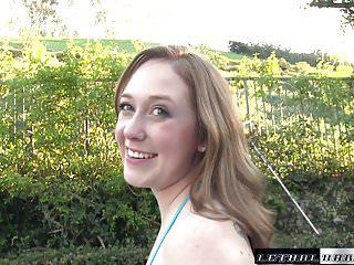 Weißer Pornostar mit fettem Arsch bei ihrem ersten Fick mit Gesichtsbesamung