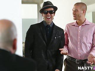 Die beiden Kumpels ficken die Stiefmutter