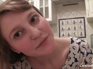 Heiße Tussi mit hübschem Gesicht vor der Webcam