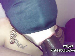 Sklavin lutscht an verbundenen Augen und zeigt was sie hat