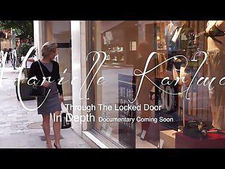 Zwei Lesben Vergnügen sich mit einem Strapon