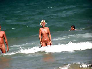 Nudisten am Strand - Milf nackt am Strand