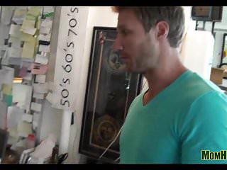 Gefesselte Frau wird gefesselt und benutzt