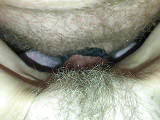 Die junge Frau spreizt die Beine