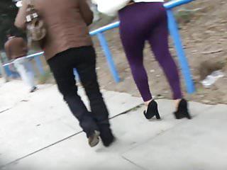 Sie wird mit kleinem Schwanz in den Arsch gefickt