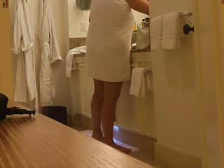 Meine Frau spritzt im Badezimmer ab