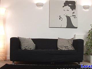 Britische Milf wird von Hinten gefickt