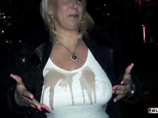 Deutsche Milf fickt im Bus für Geld