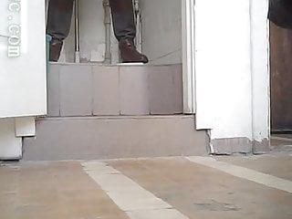 Die beiden geilen Frauen beim pissen