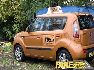 Junge schwarze fahrschülerin hat spaß mit ihrem Freund